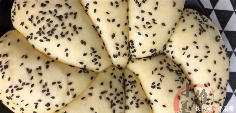 把8个面团放进电饭锅里,不加一滴水,刚出锅就被抢吃光