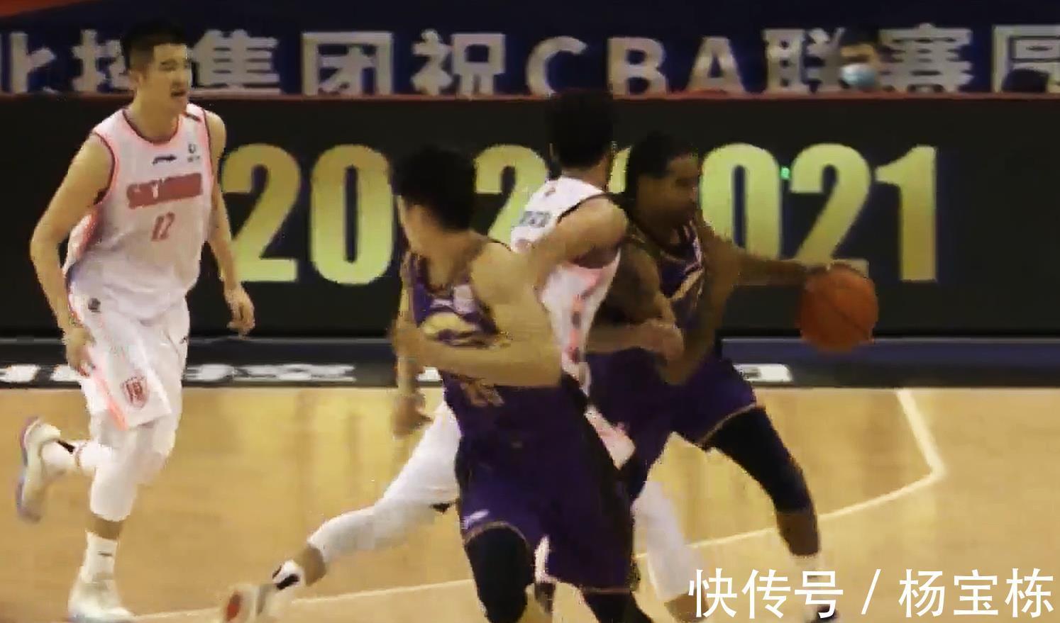 王小慧|撞飞翻滚3米!35岁男篮国手上演夺权暴力犯规,莫科怒喷马布里