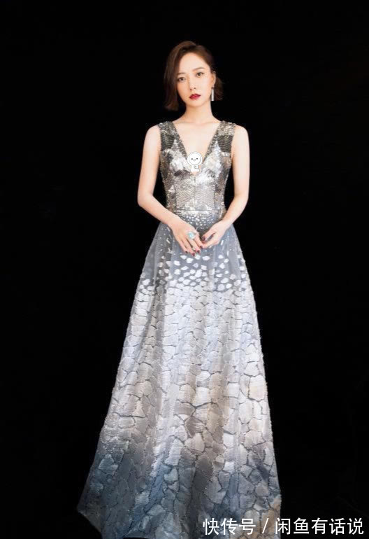 身材|邓文迪优雅亮相,穿薄纱亮片裙身材纤细,手拎“金盒”有名媛气场