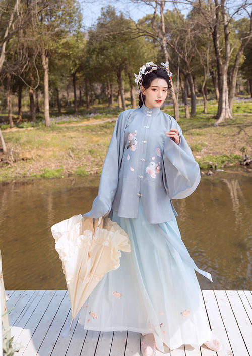 最近流行一种“初恋风”汉服，温柔又清新，直男看了也心动