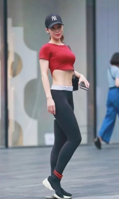 街拍:小美女经典的黑白配,时尚大方,尽显低调冷艳的美