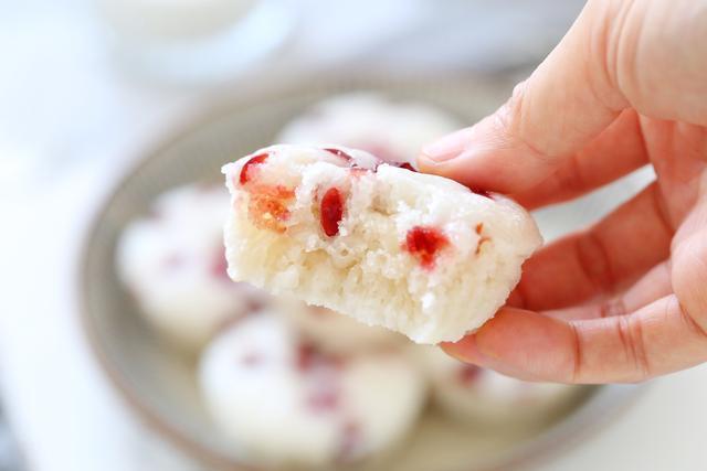 无需揉面的米发糕，搅一搅、蒸一蒸，香甜Q弹有嚼劲，比馒头简单