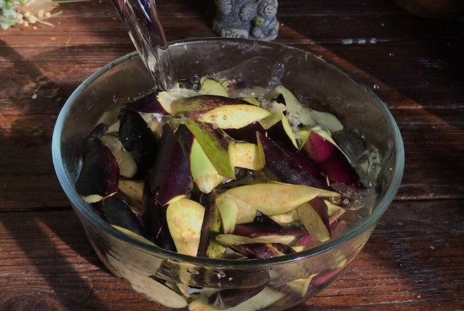 炒茄子先放油是大错,难怪发黑还油腻!大厨教你2招,软嫩又鲜香