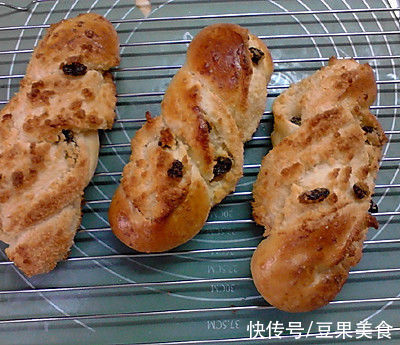 #健康甜蜜烘焙料理# 椰蓉提子面包