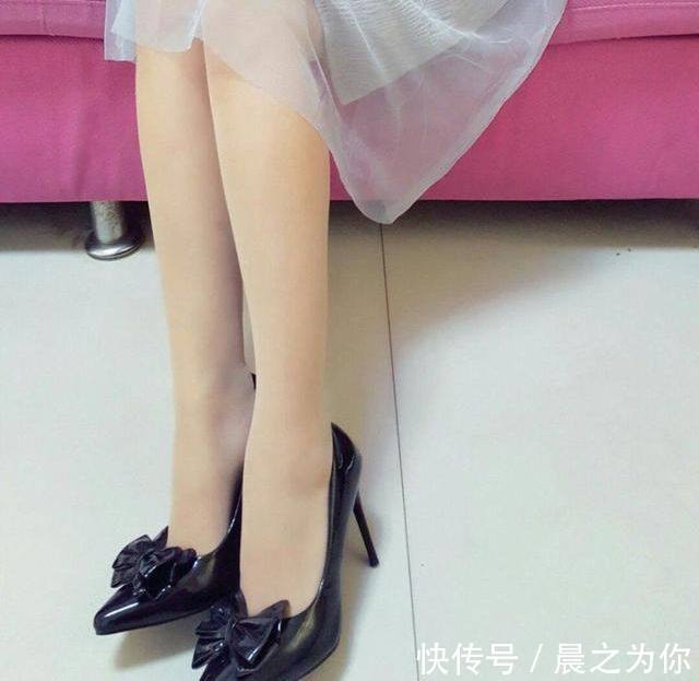 长裙 飘逸长裙搭配尖头高跟鞋,秀出美腿玉足元气女神味道