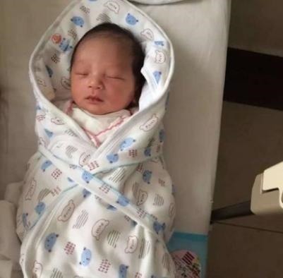 爸爸|爷爷嫌爸爸抱娃像“端菜”,抢来抱姿势更“豪横”,宝妈笑得刀口疼