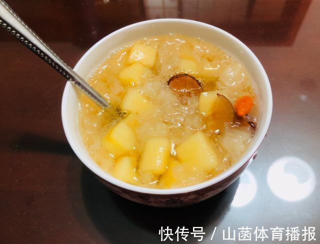 苹果银耳羹|苹果生吃太凉了，用这个方法煮一锅，香甜爽口又滋补，冷天可多吃