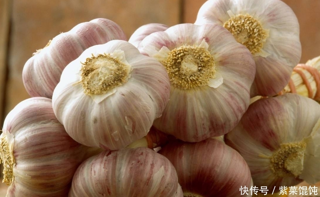 大蒜|男人晨起空腹吃大蒜,坚持一段时间后,或许会收获3个“好处”