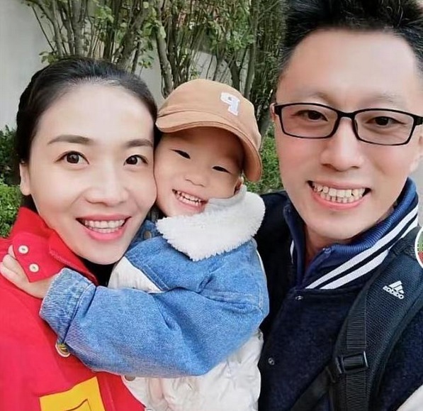 中國女排|女排奧運冠軍曬近照！魏秋月抱兒子笑開花，老公卻因操勞早生白發(fā)