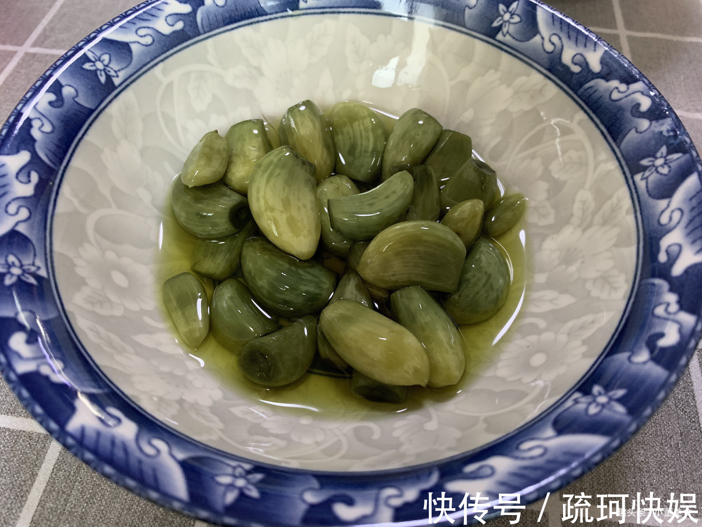 腌腊八蒜|腌腊八蒜，直接加醋泡就错了！多加这2步，清脆可口，2天就变绿