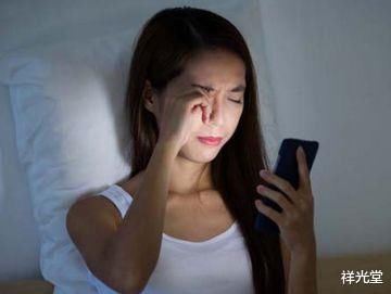 洗头|头没洗两天,指甲缝总能抠出“白泥”,原因简单,很多人容易忽视