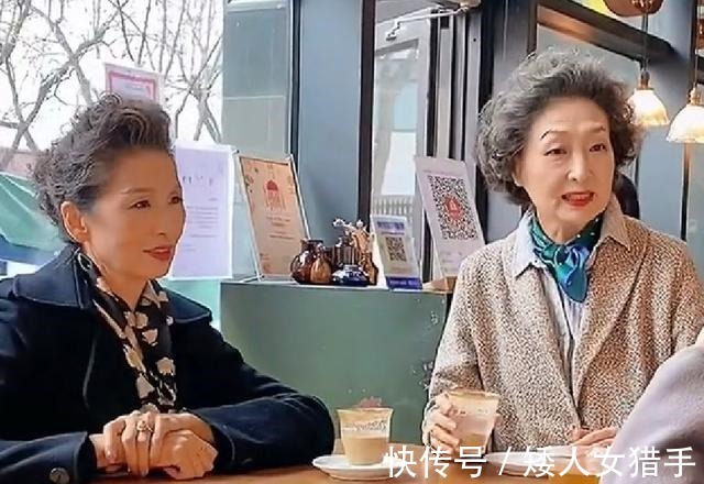 白发 六十头发花白染还是不染染发显年轻,但银发也是道美丽的风景线!