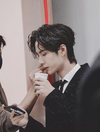 内容|王一博后台补妆,边喝水边看手机,得知看的内容,才懂他的深情