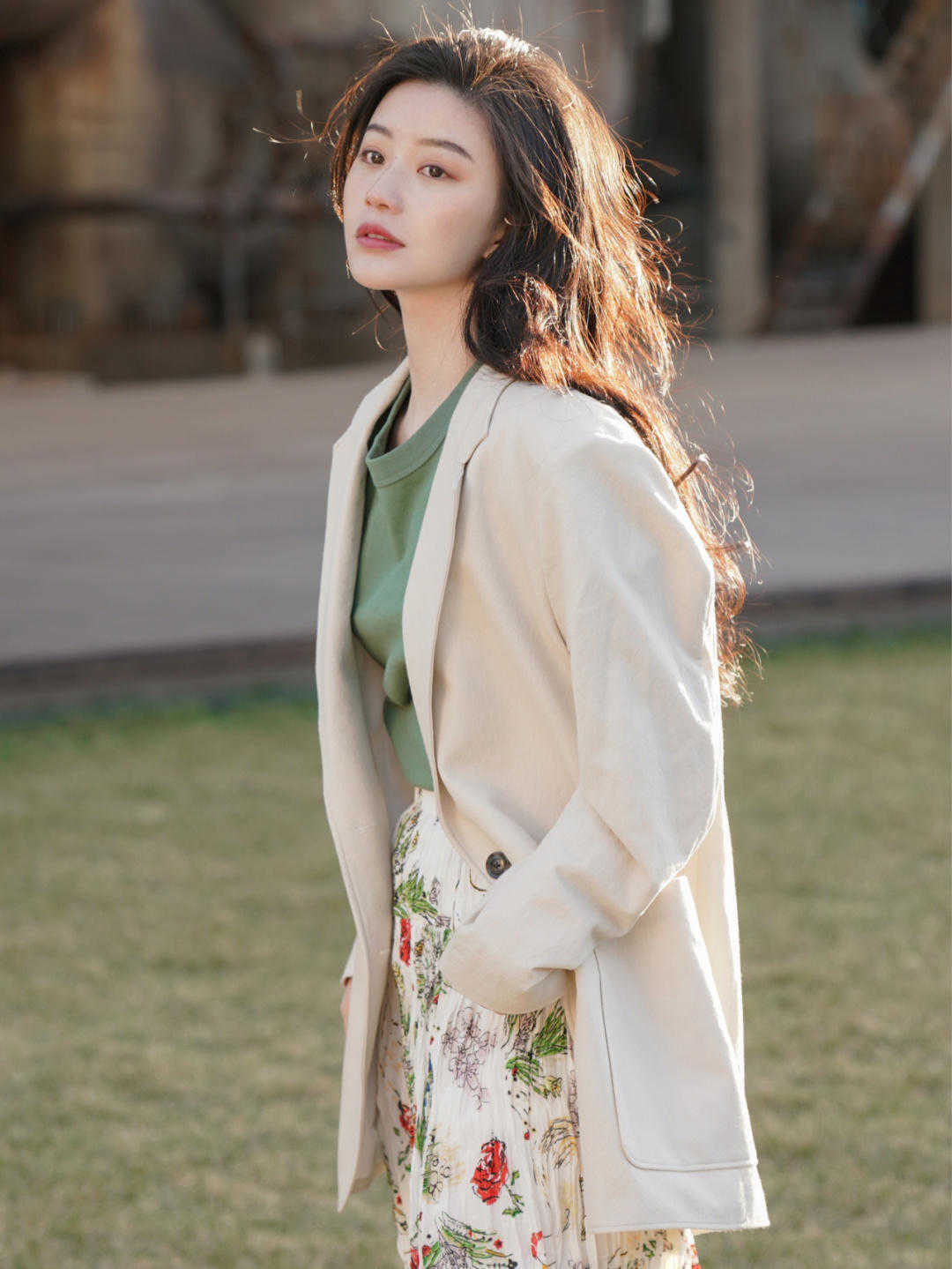 半身裙|西服不只是职业装,内搭T恤+印花半身裙,休闲又时髦,超好看