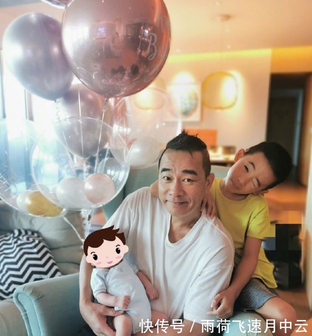 hoho|爱国先锋!陈小春1岁半小儿子正面照曝光,手执国旗开心挥舞狂奔