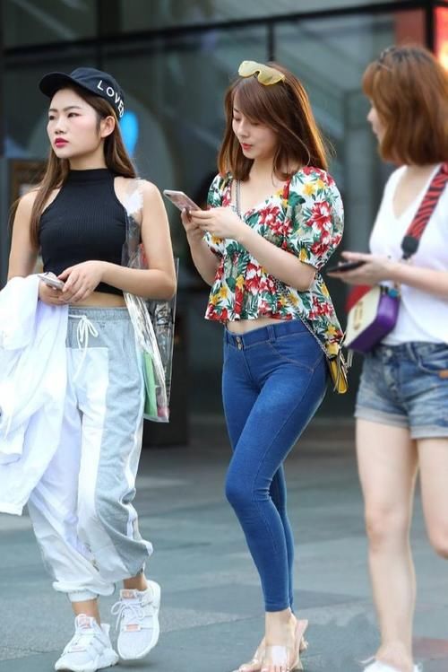 衬衫搭配|小姐姐碎花衬衫搭配紧身牛仔裤，呈现出层次感，长腿美到无可挑剔