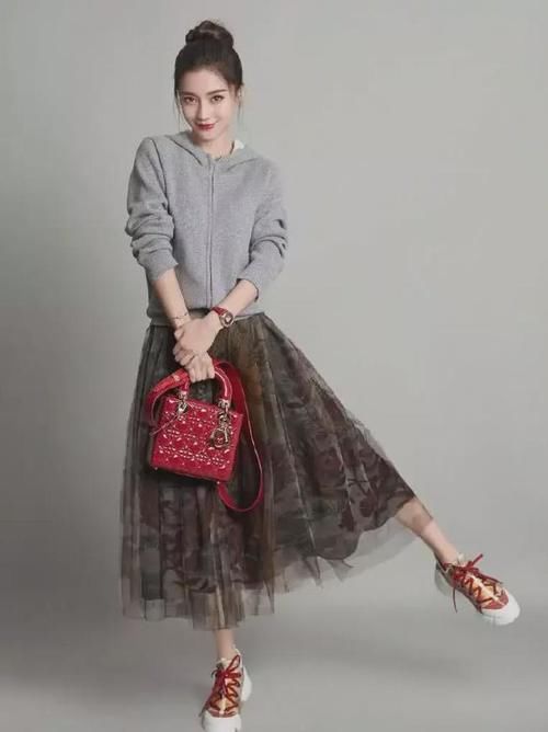 写真|女明星的写真照曝光，卫衣穿出甜美女神范，看起来非常时尚靓丽