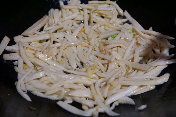 非常实惠的一道素炒三丝,能当主食或下酒菜,还能当盖饭的主菜