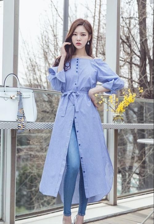 百搭|秀出好身材，时尚百搭蓝色紧身牛仔裤，搭配蓝色一字肩束腰连衣裙