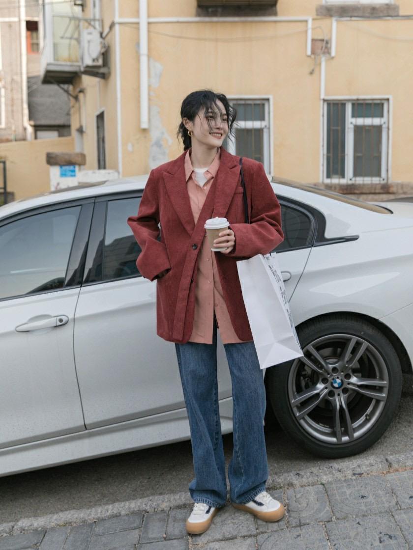 博主|这个冬天“灯芯绒西装”火了,保暖还有大女人韵味,值得借鉴