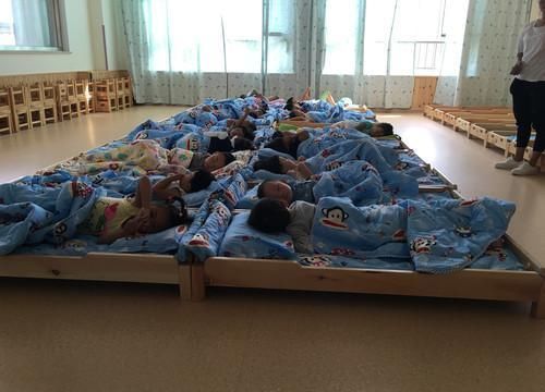 冯女士|家长看完幼儿园午睡实拍,再也不买这种衣服了,你家没准也有