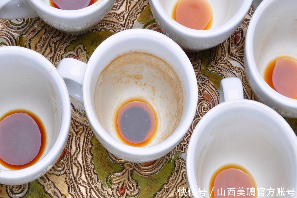 茶杯里有黑乎乎的茶垢别抓狂，使用这2种宝贝，茶杯光亮如新