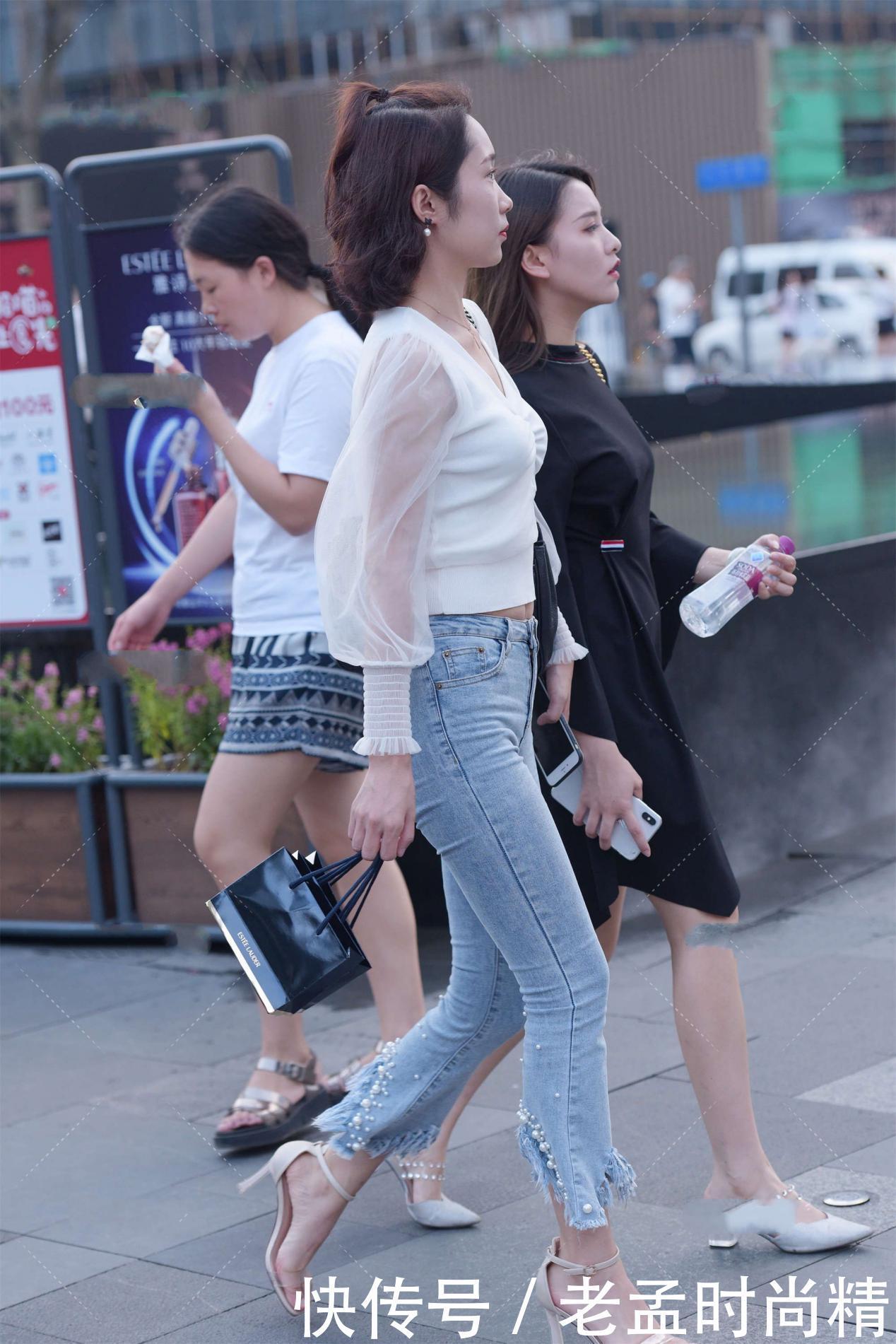 仙气|街拍:白色网纱衣服穿上很仙气, 搭配流苏设计的裤子, 看起来仙气飘飘