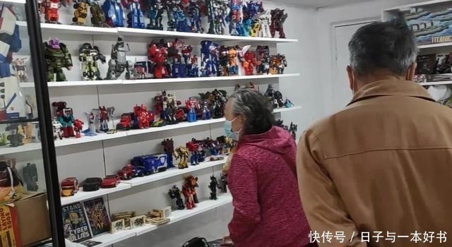 二次元|七十岁老人看着一墙模玩手办，回忆自己的童年，玩具不只是二次元