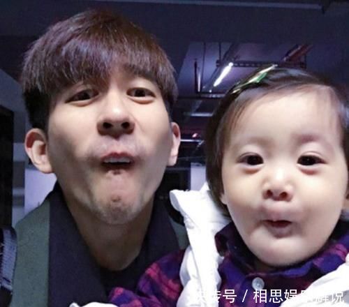 地位|得知三胎是女儿，家里的3个男子汉将她围住，宝妈：地位不保了