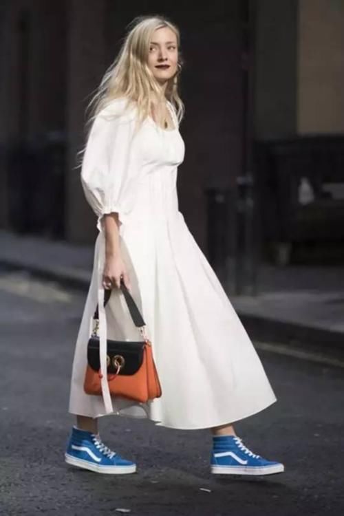 开春穿搭没灵感？试试今年超火的“裙子＋平底鞋”，百搭又显瘦