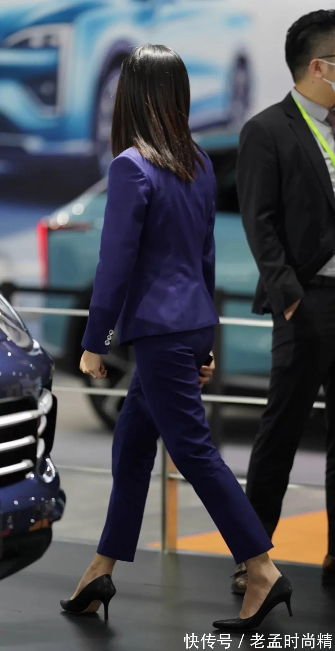 街拍|街拍:穿职业装的女人,大气成熟,散发着令人回味无穷的魅力