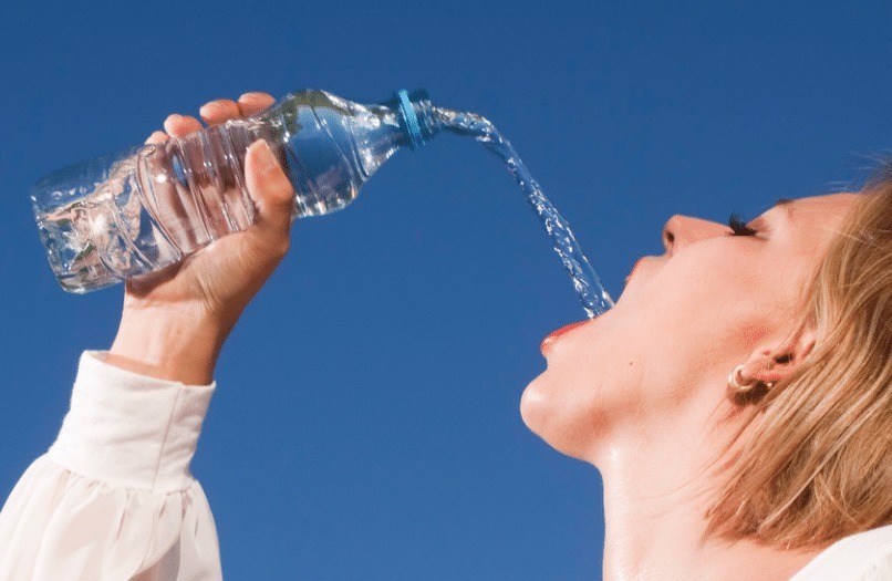 打嗝的时|打嗝停不下来怎么办还在用憋气的方吗去喝口水吧!