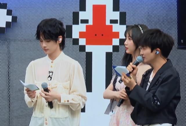 周震南背着周深,和郑乃馨“秘密互动”,这个画面让人直呼嗑疯了