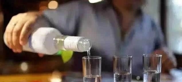 矿泉水|喝白酒,为何要准备一瓶矿泉水,明白这个原因,你也是老酒鬼了