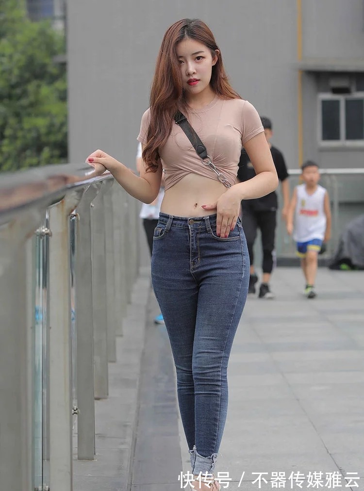小姐姐|牛仔裤搭配短款上衣，休闲舒适又不显胖，美的个性又时尚