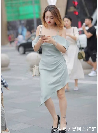 吊带连衣裙 浅蓝色吊带连衣裙搭配黑色高跟鞋,清新迷人,时髦靓丽