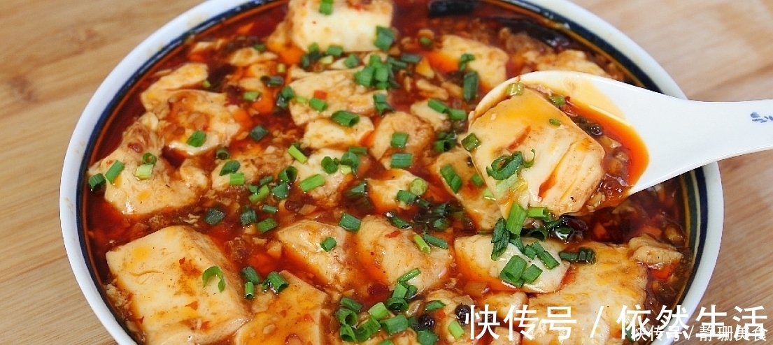 2盒豆腐,1勺淀粉,这个做法百吃不厌,出锅那一刻口水留下来