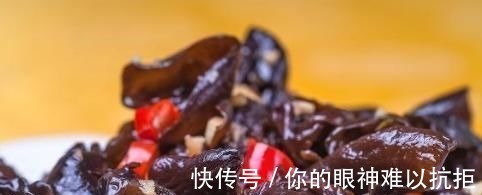 黑木耳|人到中年血管稠如粥？3物当零食换着吃，血管比年轻人还畅通！