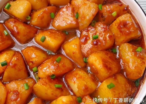  入适量|我家隔三差五吃的一道美食，软糯爽口，比肉好吃的红烧土豆，入味