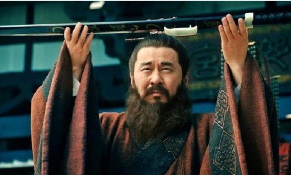 刘备|诸葛亮为何选择刘备，而不是曹操？水镜先生这句话道破玄机