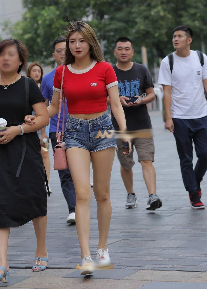 简约|街拍:微胖身材的穿搭,越简约越好看!