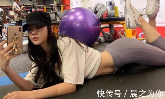 紧身 紧身打底裤小姐姐,既时髦又有腔调,展现出自己不羁的风格