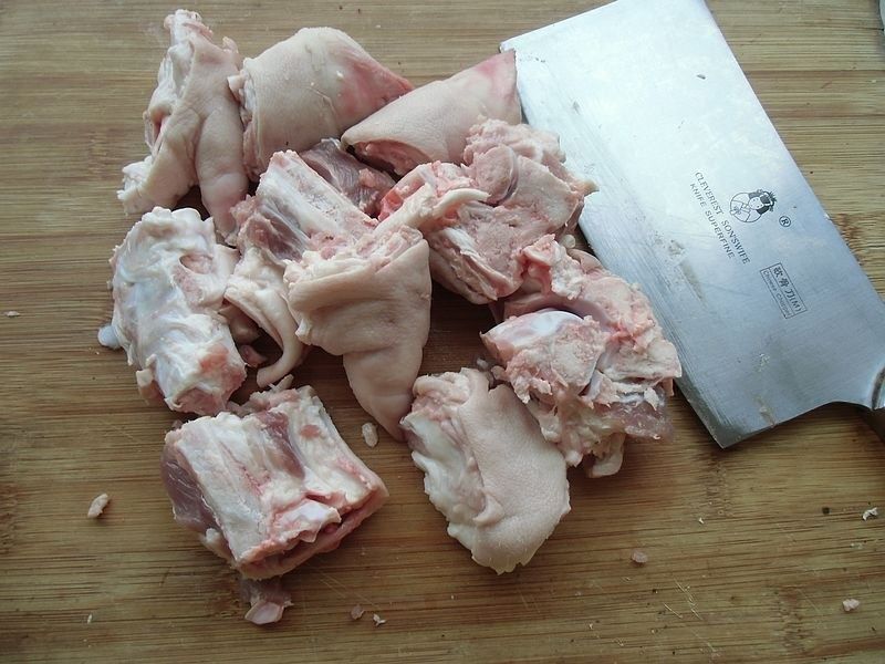 猪蹄这样炖，只需轻轻一按，简单又滋补，全家都能吃