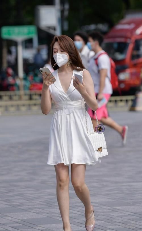 连衣裙 穿着连衣裙俏皮又活泼，似乎具有一种特殊的魅力，效果满满