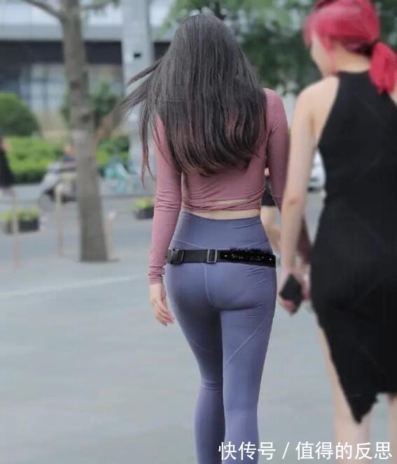 运动鞋 打底裤的版型,非常修身干练,能带给你不一样的美感!