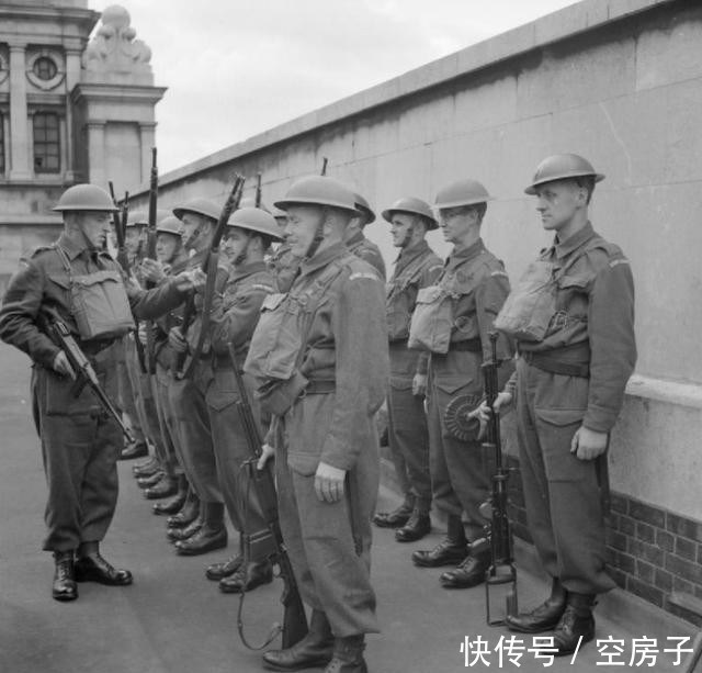 棍子|一战中的英国轻机枪，举起来能当棍子敲德军脑袋的刘易斯轻机枪