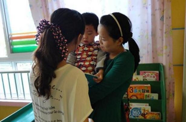 称赞|孩子扯断幼儿园老师“金项链”，妈妈处理方式被称赞：最高级炫富