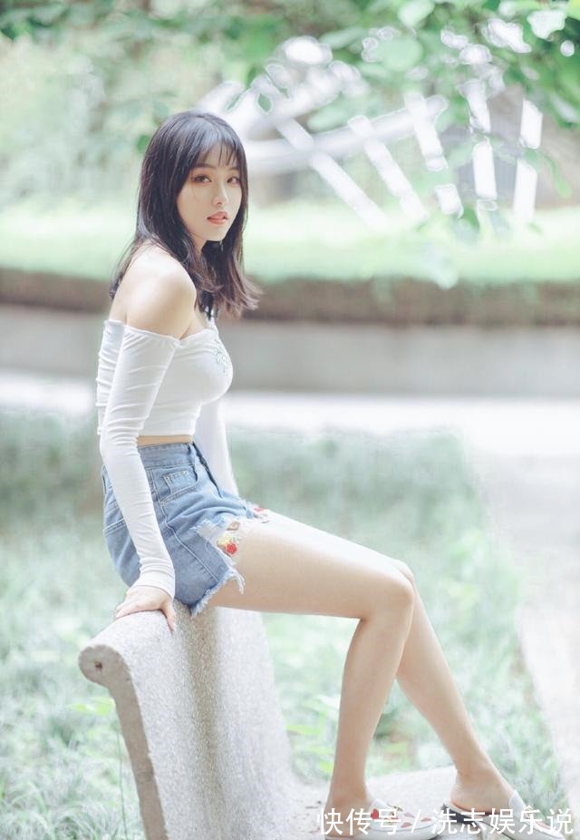 蕾丝|白色高腰露脐紧身T恤搭配牛仔短裤，清丽脱俗，不食人间烟火
