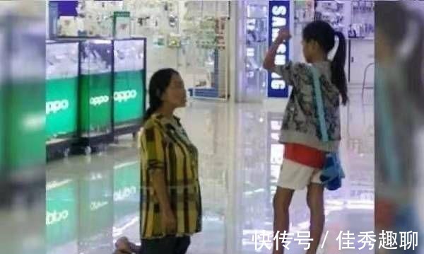 父母|妈妈下跪一小时,儿子发朋友圈炫耀:跪着的父母,怎能培养孩子?
