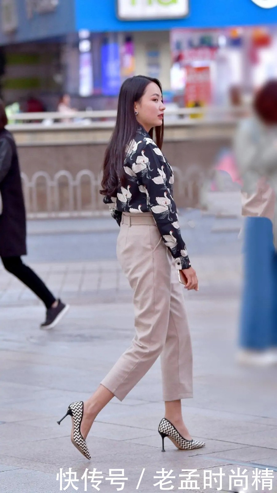 福星|街拍:花色衬衣搭配卡其色休闲裤,显高又显瘦,腿粗胯宽身材的福星!